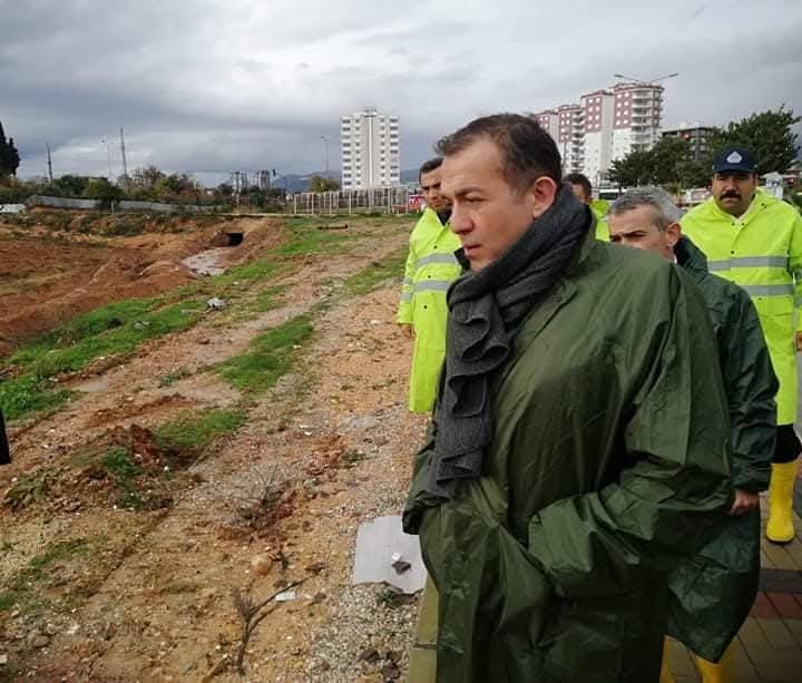 MERSİN’DE FIRTINA VE SAĞANAK ETKİSİNİ ARTIRDI: YENİŞEHİR BELEDİYESİ 7/24 SAHADA