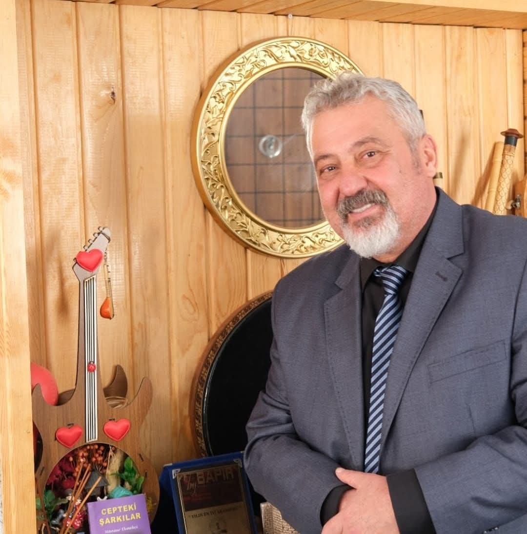 Zeynel Kuşcu: Yumurtalık’tan Türkiye’ye Uzanan Sıra Dışı Bir Ses